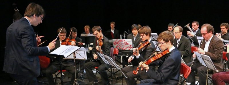 Orchestre lors de la Cérémonie de mise à l'honneur des diplômés 2013 de la Faculté des Sciences Appliquées dirigé par Pierre Vyncke